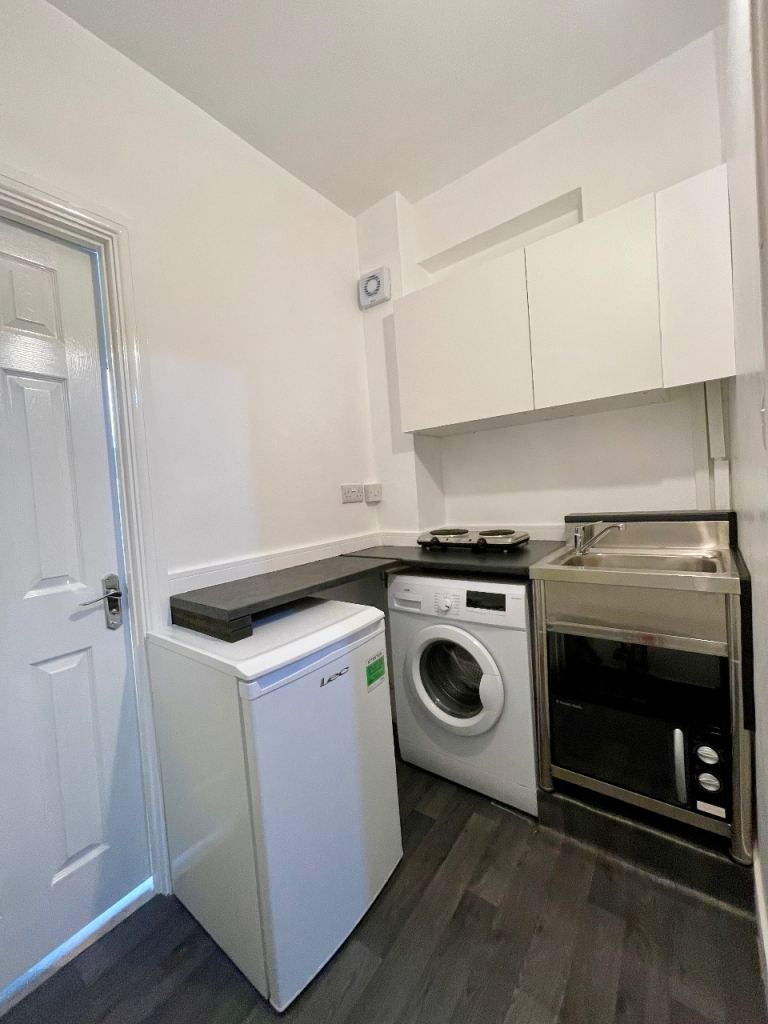 Single room, larger than usual, all bills included 