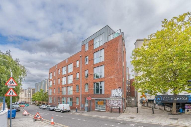 2 bedroom flat in Armidale Place, Bristol, BS6 (2 bed) (#3044098)