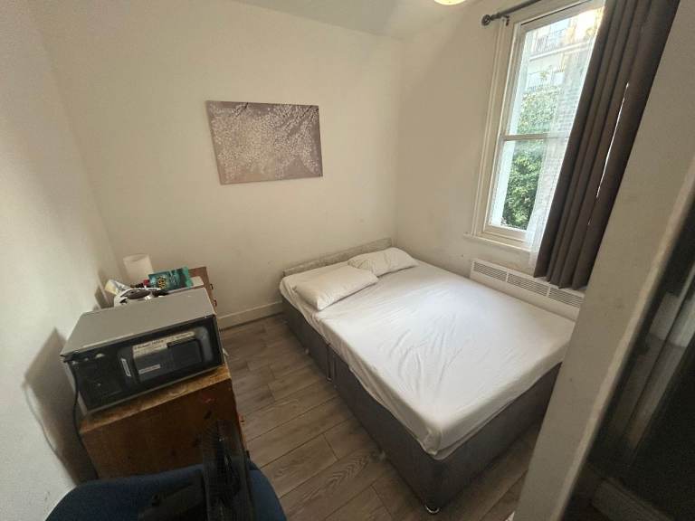 A DOUBLE ENSUITE ROOM to RENT GOLDHAWK ROAD SHEPHERDS BUSH W12 -ALL BILLS INCLUDED IN RENT!