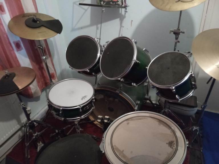 Mapex pro m, 5 piece Drum kit with 3 crash cymbols, single and double bass kick