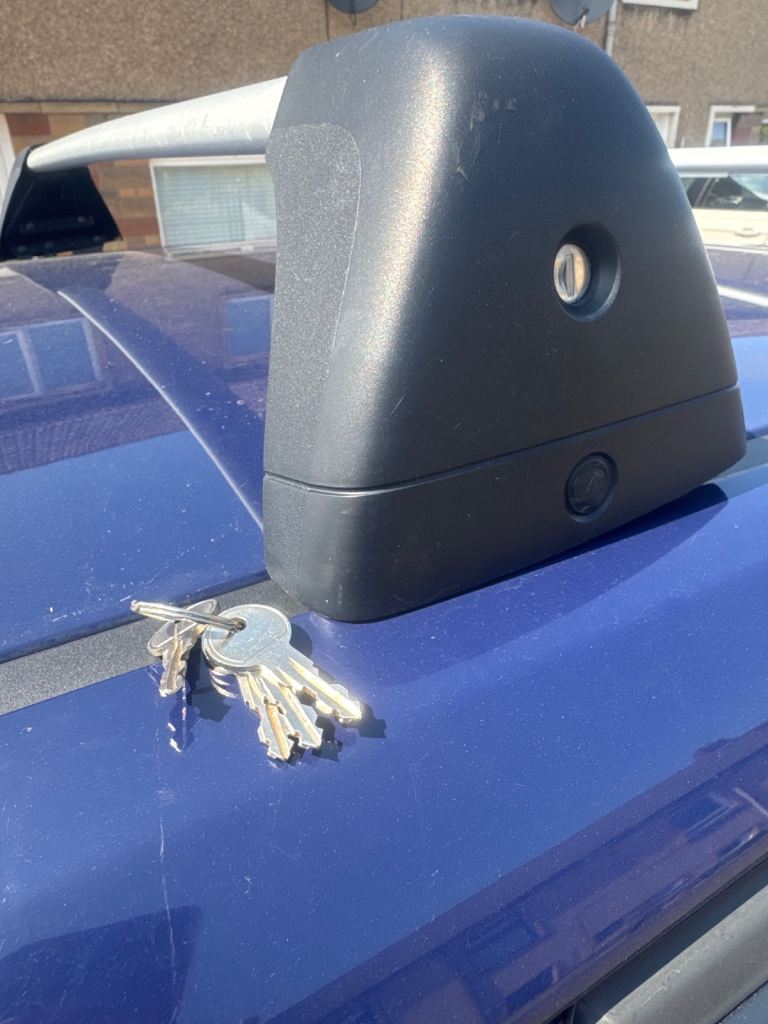Vauxhall meriva roof bars and all the keys .  