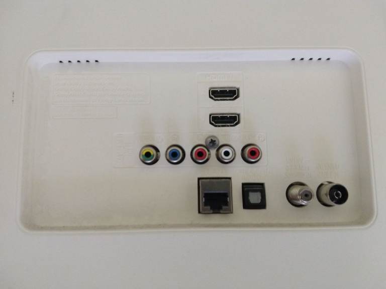 LG 32" FULL HD SMART TV WITH REMOTE CONTROL AND STANDS, EXCELLENT WORKING ORDER & CONDITION