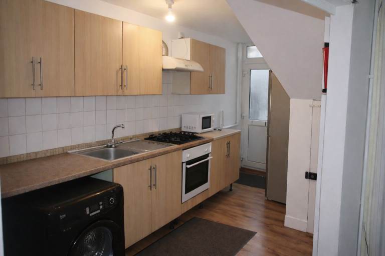 5 Bed Semi Detatched House For Sale E12