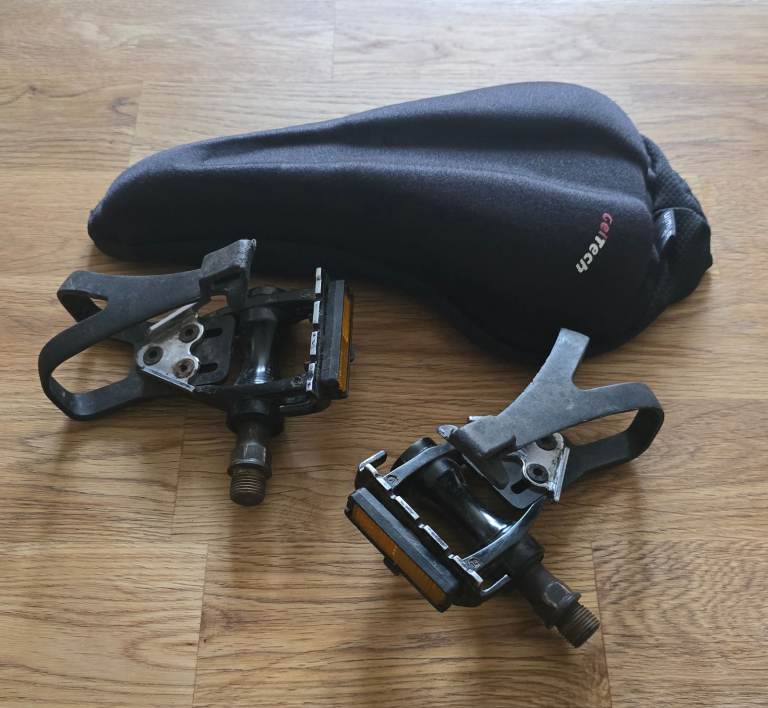 Bicycle seat cover padded  + Toe clip Pedals 