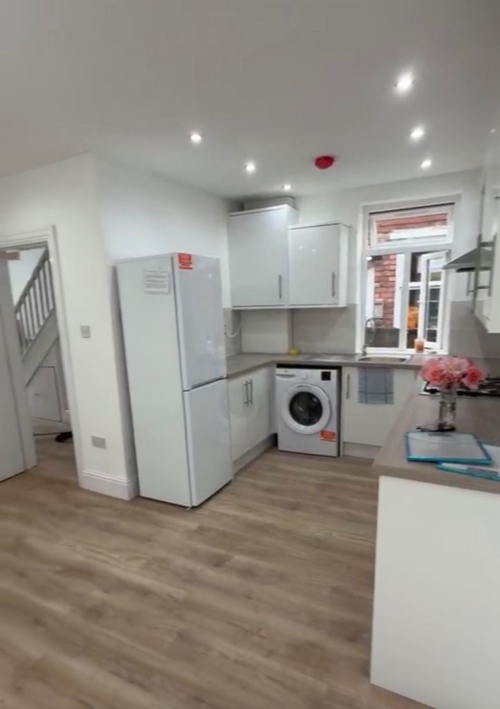 £350 per month room sharing 