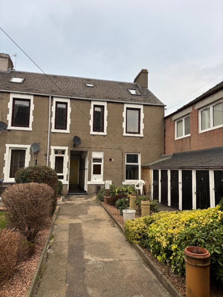 Unfurnished Ground-floor one-bedroom flat to rent 