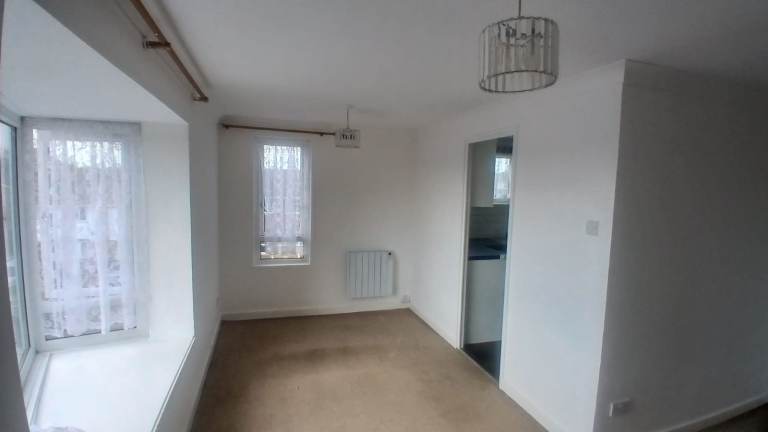 Modern 1-Bedroom Flat | Renovated | Fitted Kitchen | Parking | Hinton Road, Northampton - NN2