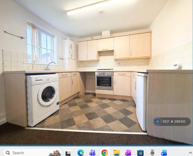 2 bedroom flat in Lloyd Road, Manchester, M19 (2 bed) (#2911451)