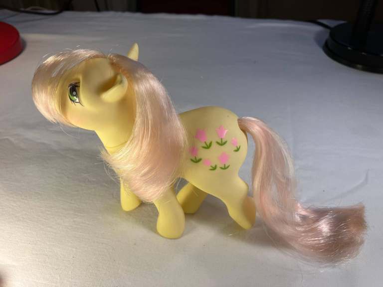 A pony light yellow colour, size 12.5cm wide, 14cm high. 