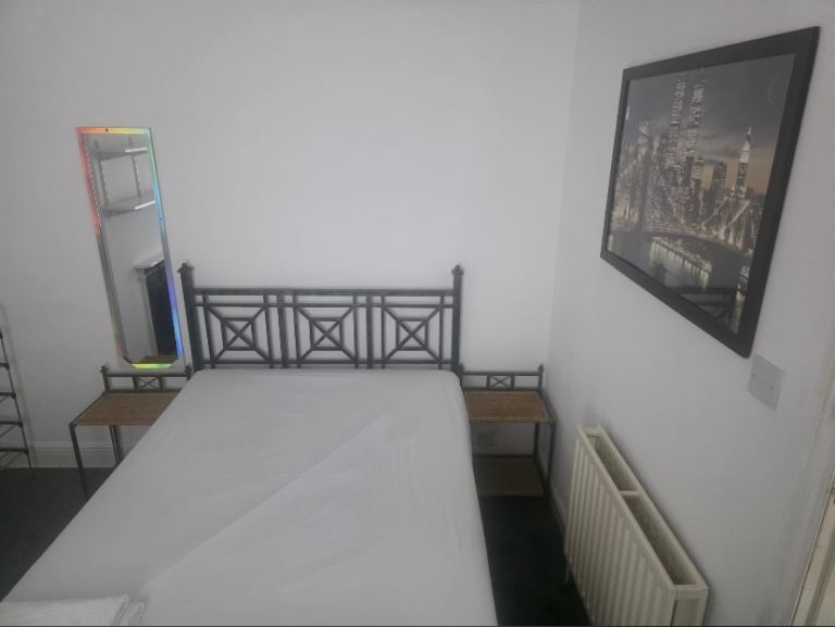 Clean double room Available immediately 