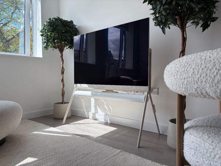 LG 55" OLED 4K Luxury Freestanding TV - Objet Collection Posé (55LX1Q6LA) – Good Condition