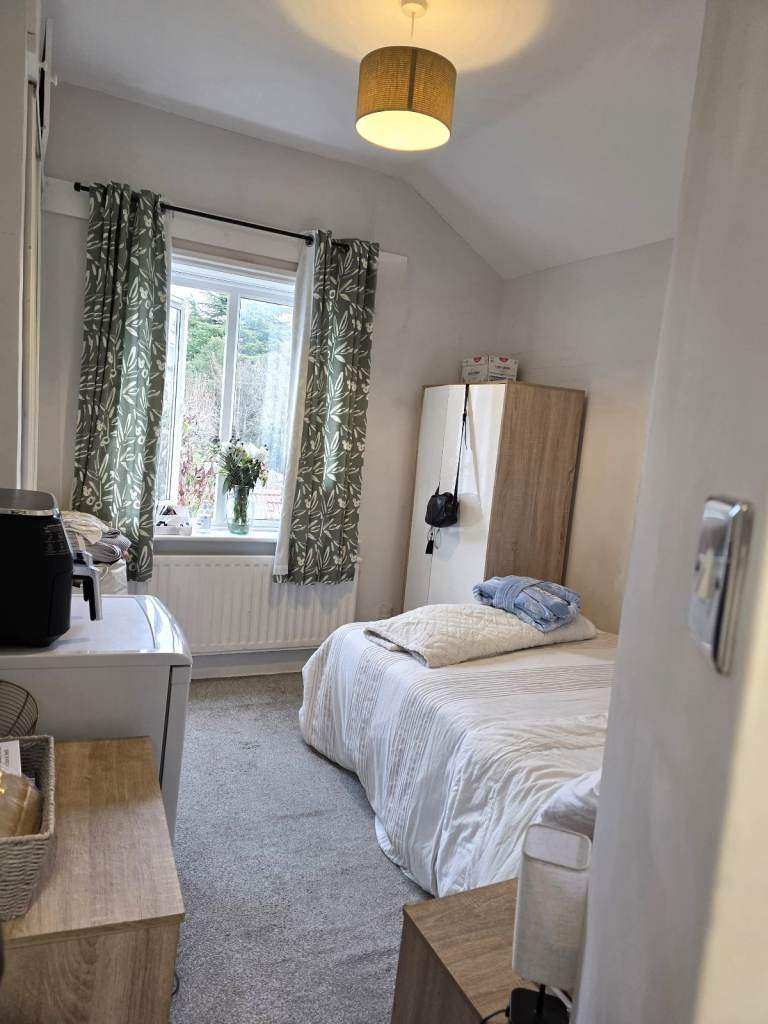 Beautiful Small Double Room in Sutton All Bills included, Fully Furnished Only £725 pcm