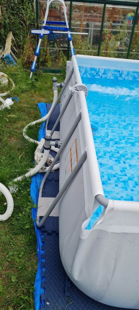 Above ground swimming pool