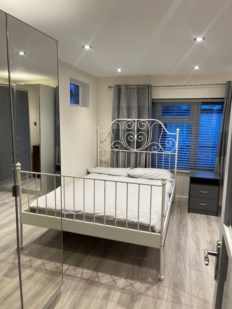 Spacious double bedroom for rent 