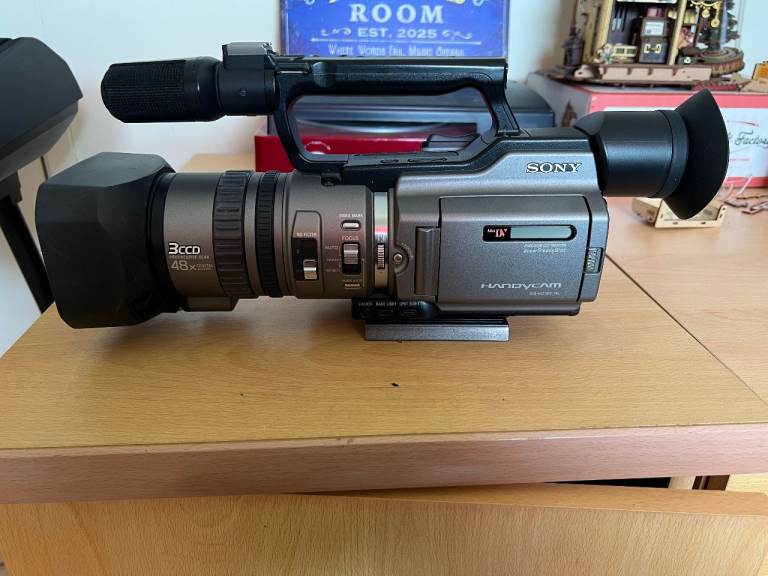 Sony Handycam VX-2100 camcorder