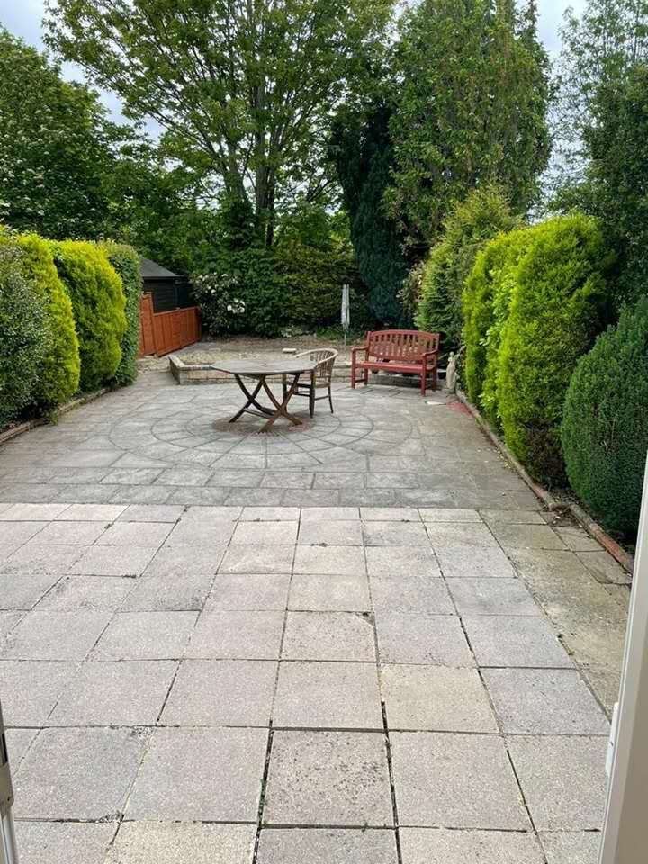 4/5 beds house to let