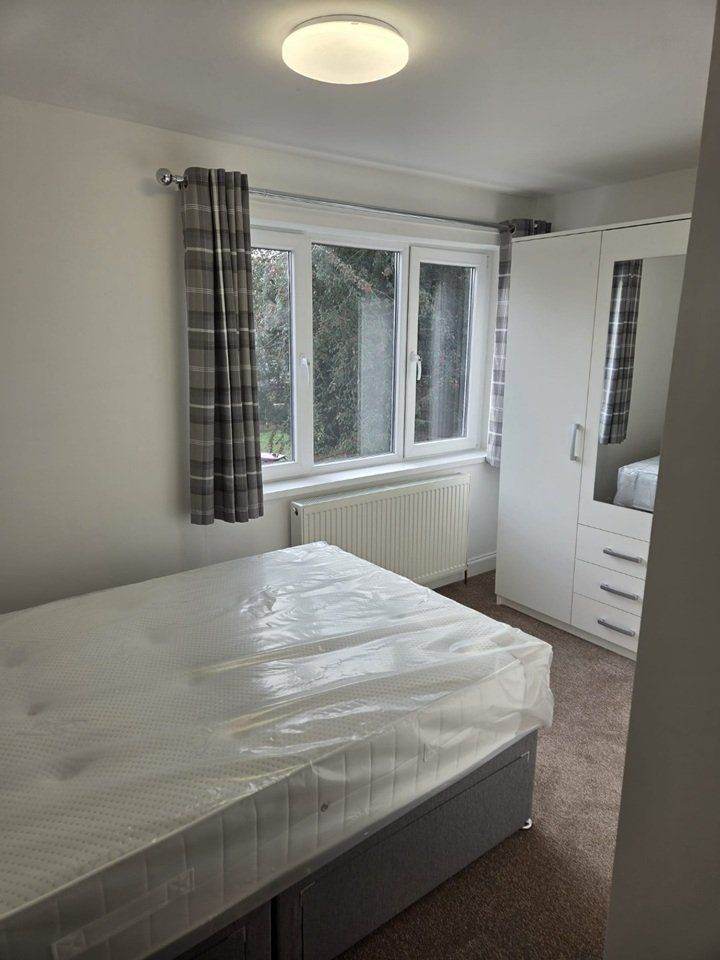 Attractive double room with a private bathroom available.