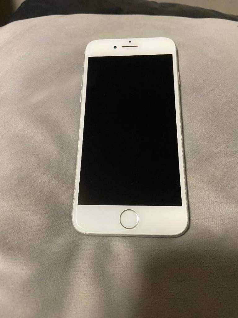 Apple iphone 7 white 128gb unlocked good condition bargain.