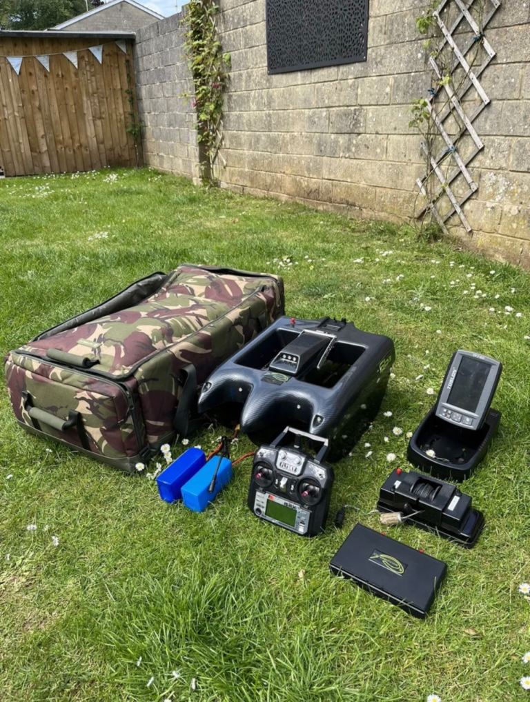 CarpTechnics SB3 Pro X Bait Boat + Toslon TF740 GPS Fishfinder + Camera + 2 Batteries