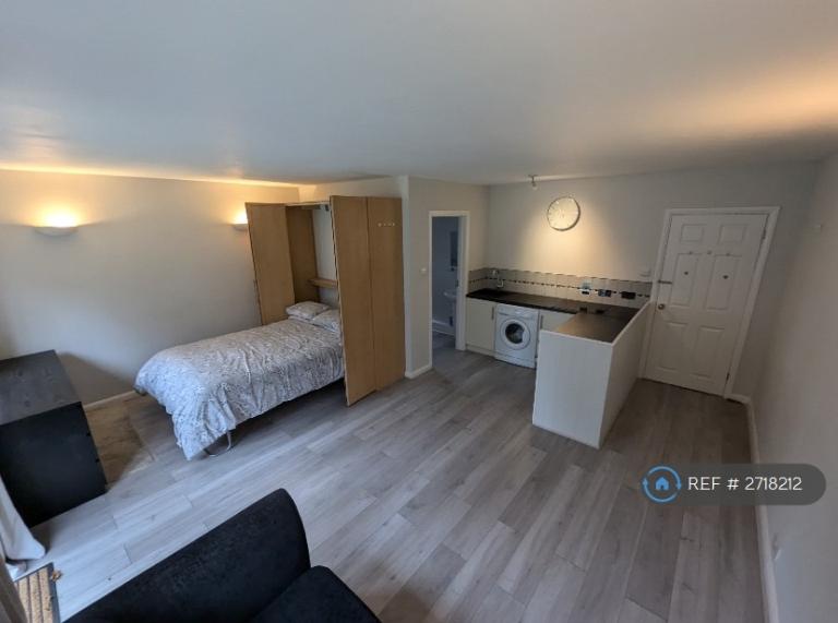 image for Studio flat in Spring Gardens, Camberley, GU15 (#2718212)