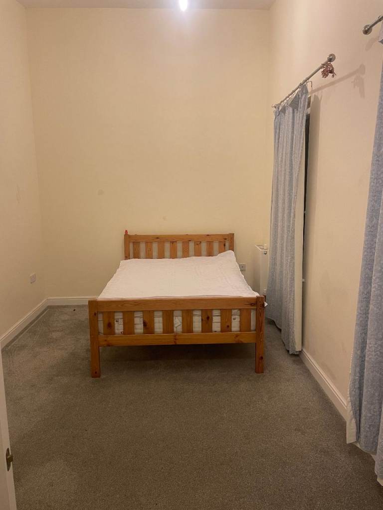 Large double room available – perfect for a working couple or students. Close to UEA