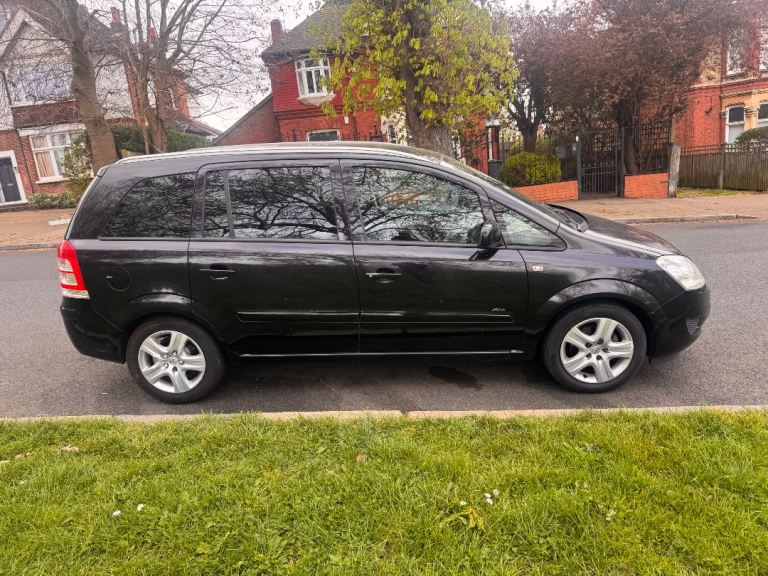 2010 Vauxhall Zafira 1.6 petrol. family car. with one year MOT.  Ulze free. full service history