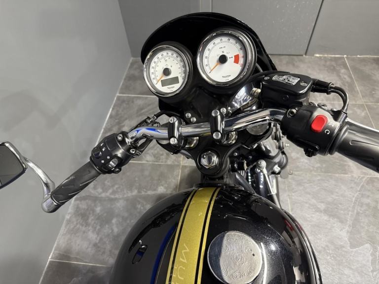 2014 TRIUMPH THRUXTON 900 MODERN RETRO STYLE MOTORCYCLE CAFE RACER