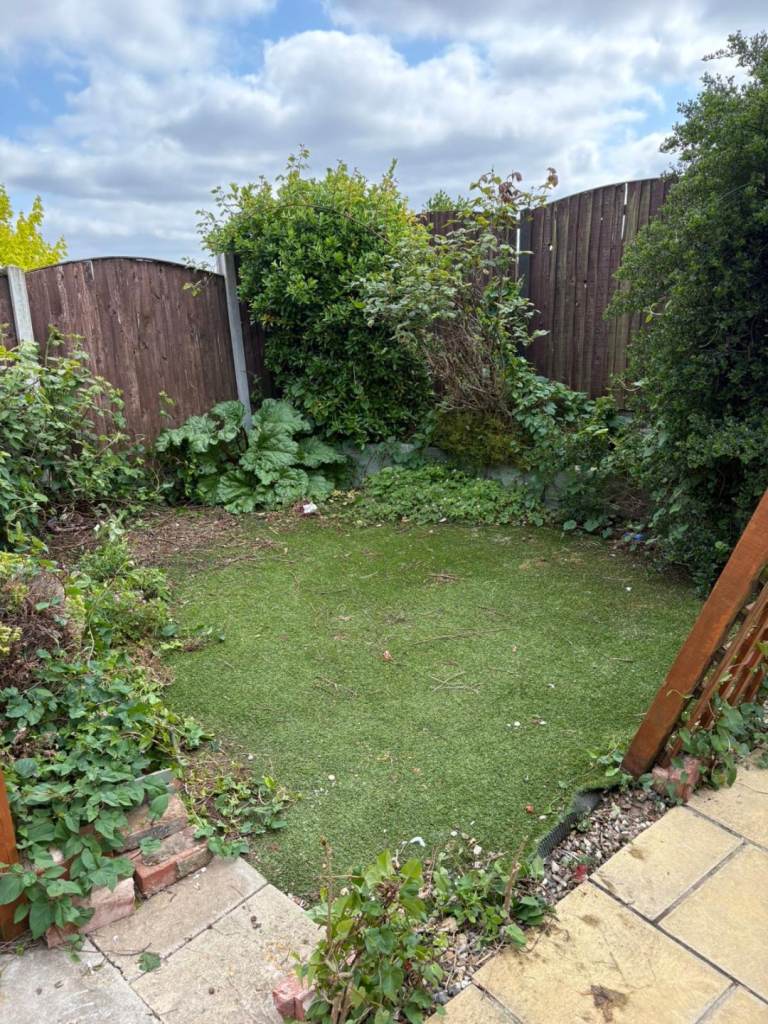 3 Bedroom Semi-detached! Conservatory! Front and Rear Gardens!