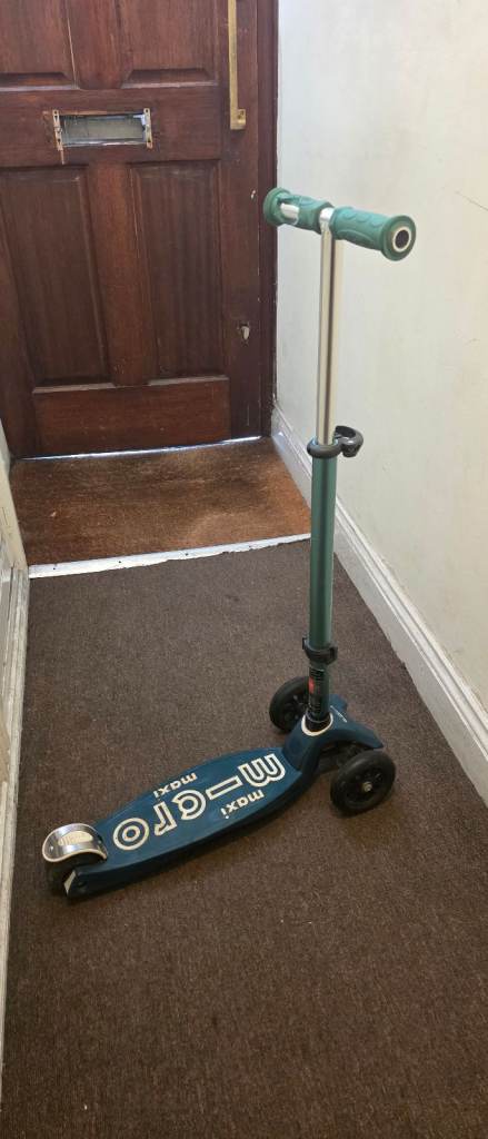 Micro Maxi Scooter – green, Good Condition