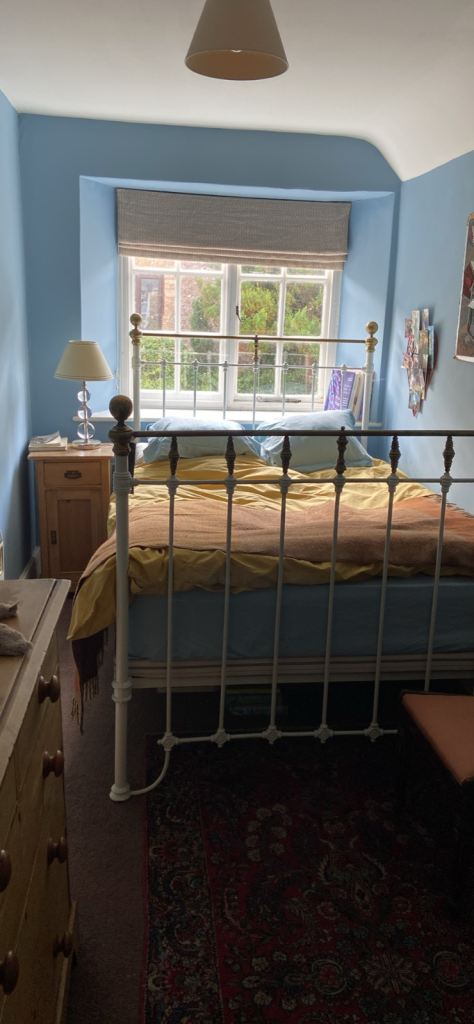 Weekend room to rent 