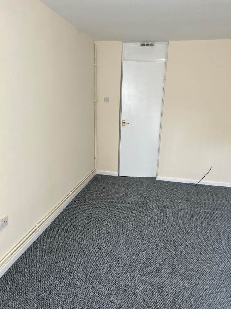 2 Bedroom flat for rent TOP FLOOR *L6*