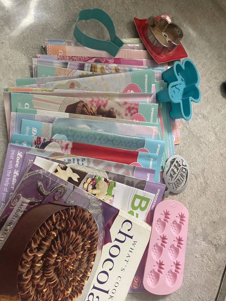 Large bundle of cake making / decorating items 