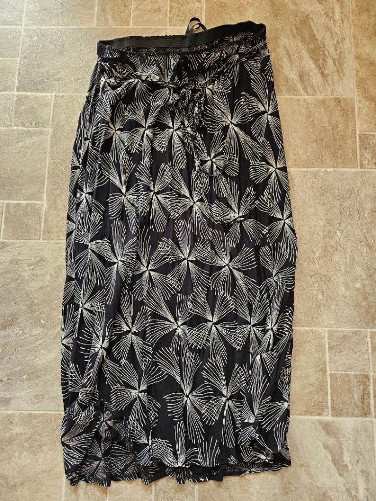 Ladies evans skirt says 22 Euro 50