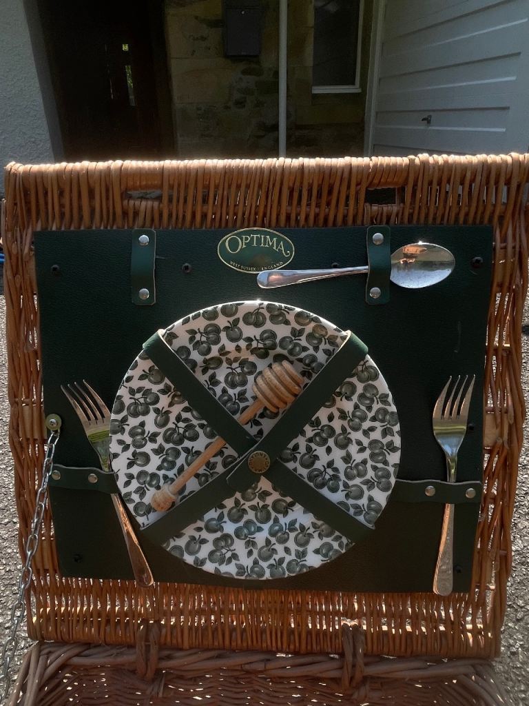 Optima Wicker Picnic Basket with Cutlery and Plates