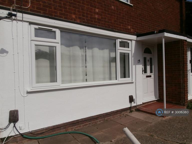 2 bedroom flat in Porlock Drive, Luton, LU2 (2 bed) (#3006380)