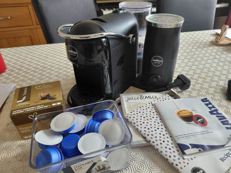 Lavazza Jolie & Milk Coffee Machine with Frother and Pods