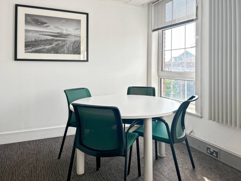 Belfast - BT1 1LU \ Office Space for Rent with 4 Desks