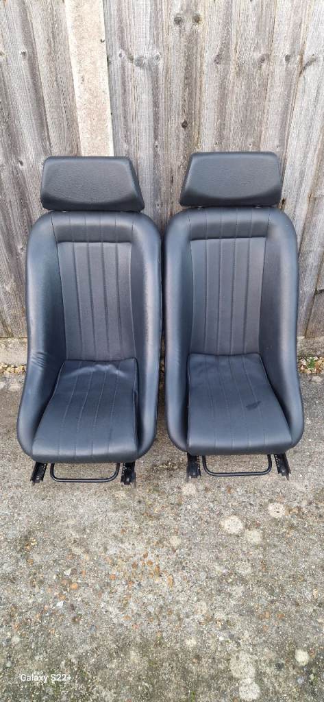 Cobra Classic Bucket Seat with Headrest - Black Vinyl without Piping