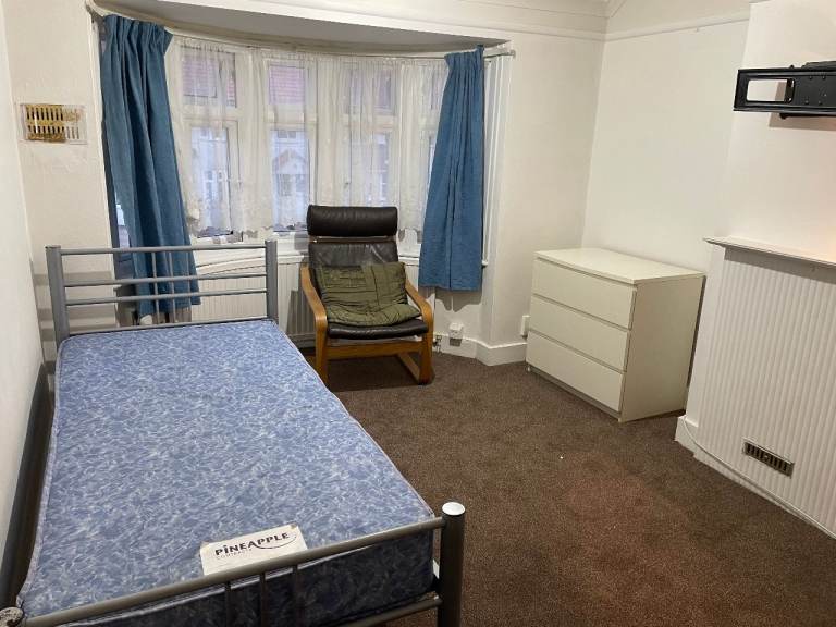 Cranford - TW4 1st floor double room freshly decorated & new carpet - No bills to pay - £675 p/month
