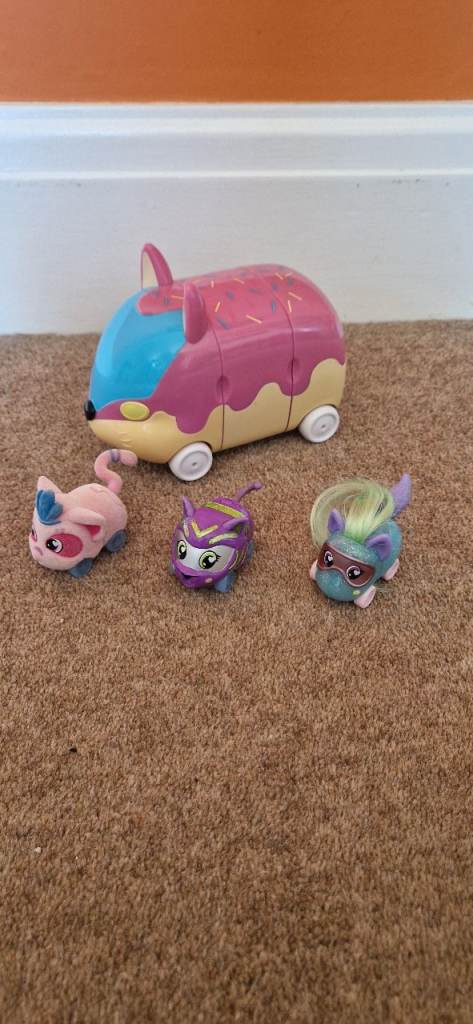 TOMY RITZY ROLLERZ SPRINKLEZ ON WHEELZ DONUT SHOP. PLUS 3 BESTIES. EXCELLENT CONDITION.
