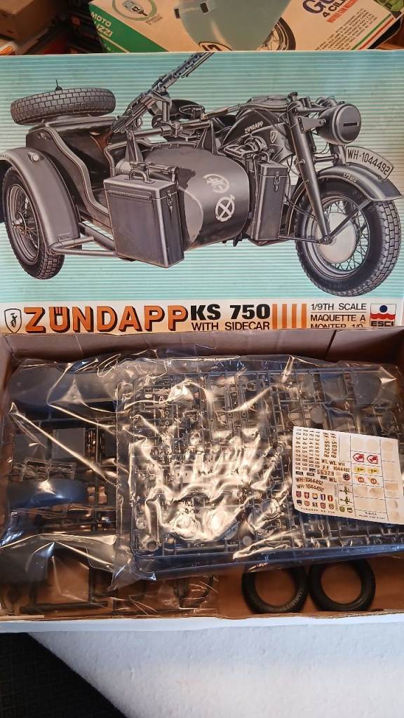 ESCI 1/9 scale model kit of the Zündapp KS 750 with Sidecar.