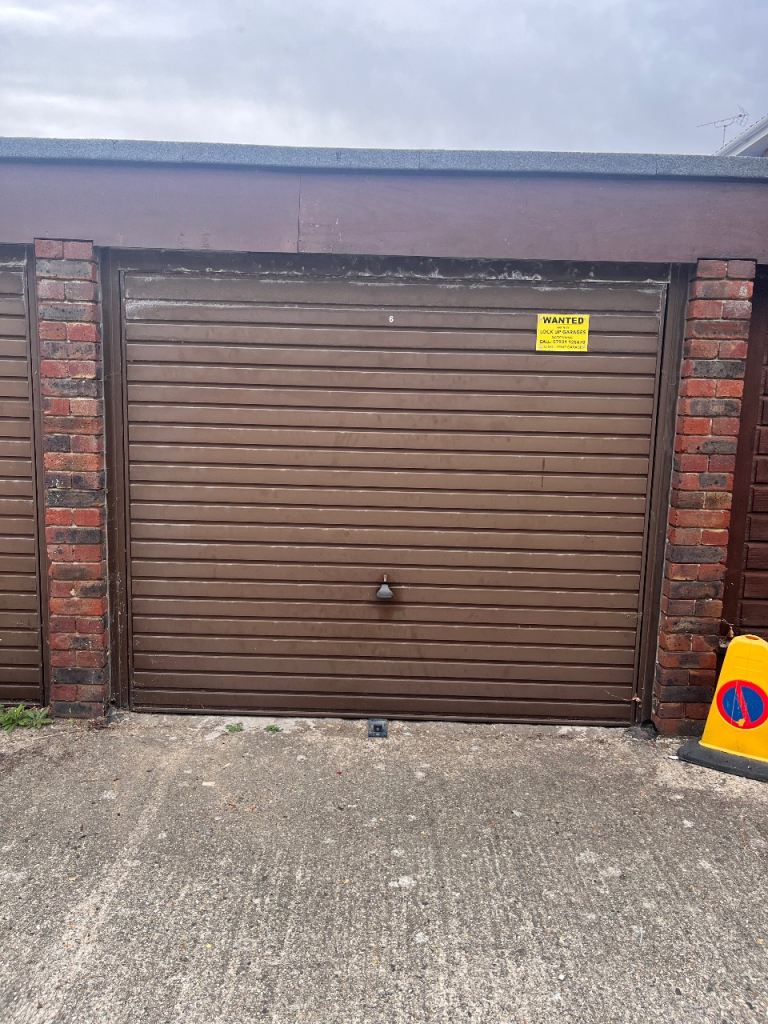 Garage to rent Pagham 
