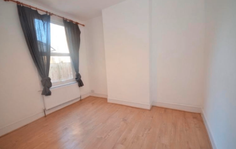 Modern 4 Bedroom House | Renovated| Parking | Fitted Kitchen| Camberwell, Bellenden Road SE15-London
