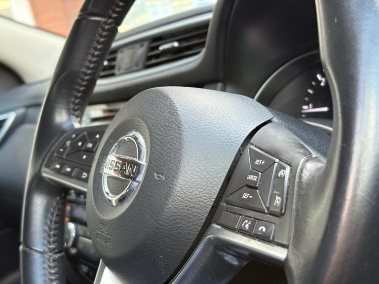 2018 Nissan Qashqai 1.5 dCi N-Connecta 5dr ++ PANROOF / NAV / CAMERA / ULEZ / 7 SERVICES ++ HATCH...