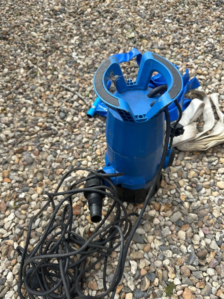 Hyundai HYSP1100CD Water Pump with Hoses – Good Condition