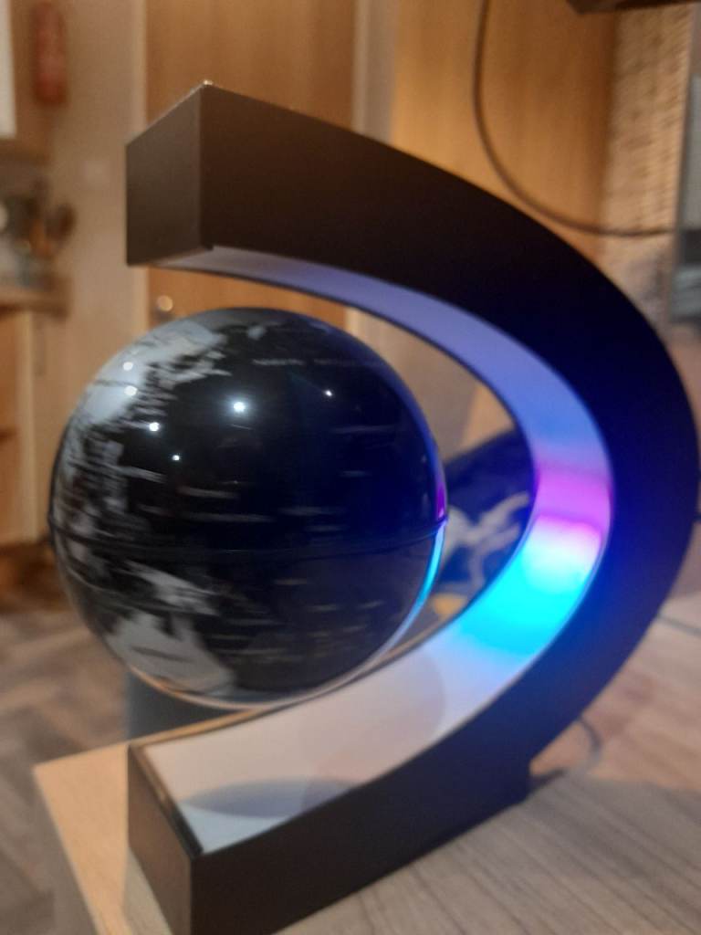 Floating globe atlas gadget