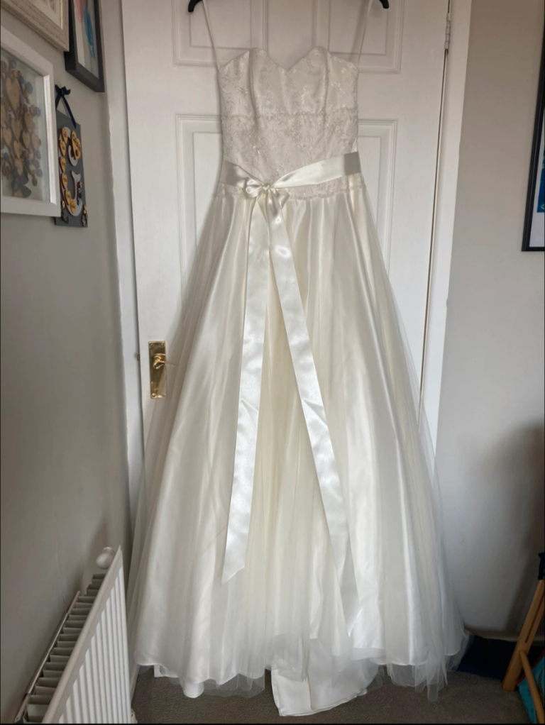 BARGAIN- NEW-ABSOLUTELY GORGEOUS WEDDING DRESS SIZE 8/10