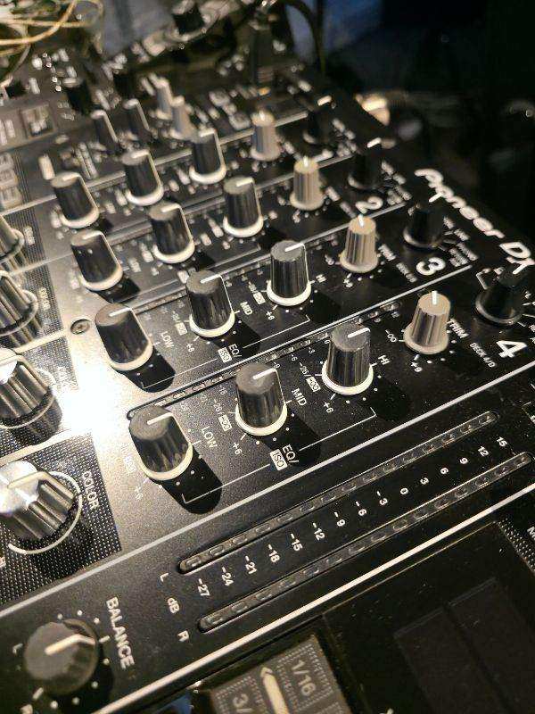 Pioneer DJM-900NXS2 4-Channel DJ Mixer With Box