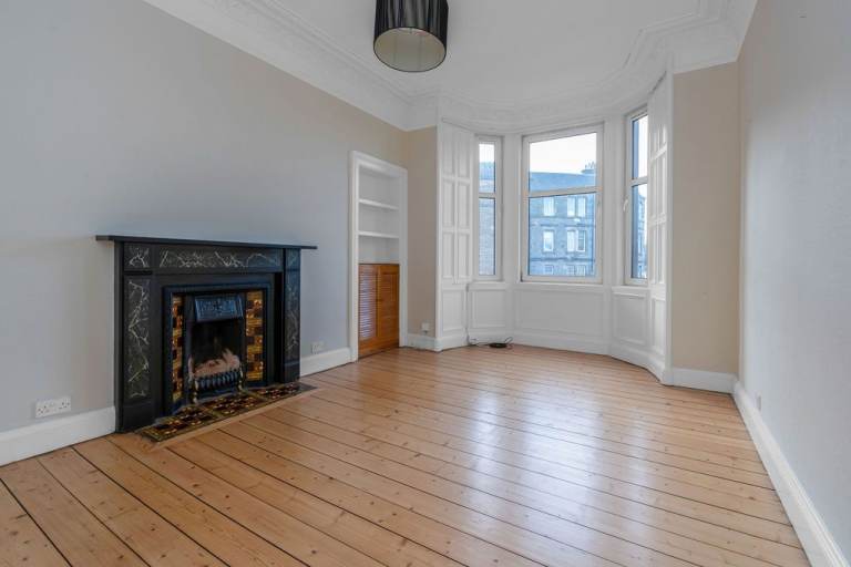 Bright and unfurnished, 1 bedroom, 2nd floor flat in Canonmills – available November