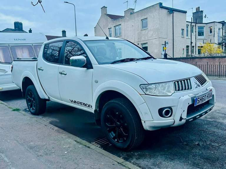 For sale my Mitsubishi L200  warrior 2011 pickup 4x4  11 months Mot 